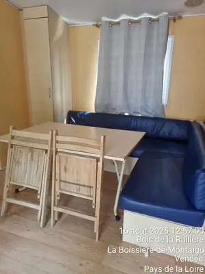 Coin salon dans l'établissement Mobil home confort 3 chambres pour 6 personnes - Idéal séjour Puy duFou F007