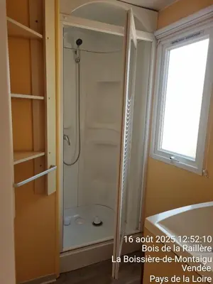 Salle de bains dans l'établissement Mobil home confort 3 chambres pour 6 personnes - Idéal séjour Puy duFou F007