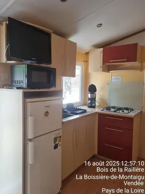 Cuisine ou kitchenette dans l'établissement Mobil home confort 3 chambres pour 6 personnes - Idéal séjour Puy duFou F007