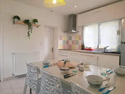 Cuisine ou kitchenette dans l'établissement Maison rénovée à 300 m de la plage