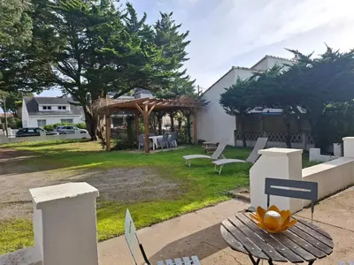Jardin de l'établissement Maison rénovée à 300 m de la plage