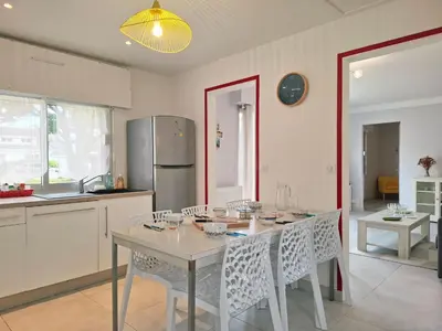 Cuisine ou kitchenette dans l'établissement Maison rénovée à 300 m de la plage