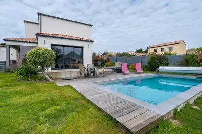 Piscine de l'établissement 37 Au bord de la piscine ou située à proximité