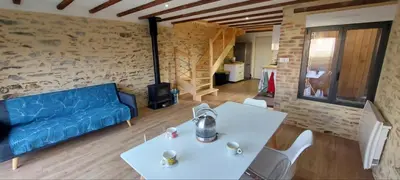 Coin salon dans l'établissement Le Gîte de l'école de la pierre
