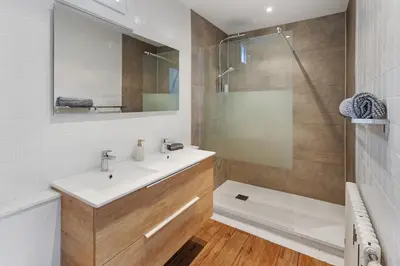 Salle de bains dans l'établissement Le Tremolière - Spacieux & Piscine