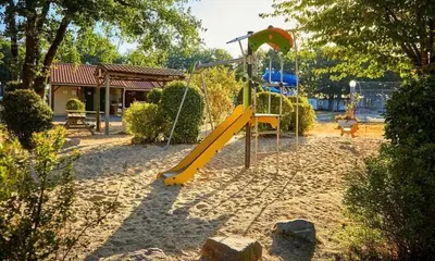 Aire de jeux pour enfants de l'établissement MH TV Piscine 3Ch 6Pers Cœur de Vendée Puy du Fou