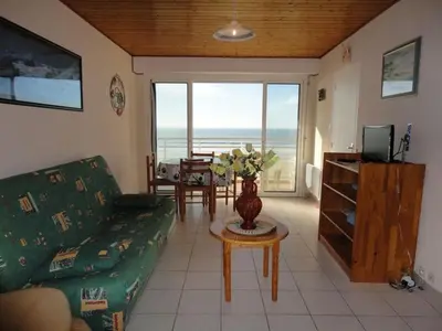 Coin salon dans l'établissement Studio confortable 4 pers, près de la plage, parking, animaux admis - FR-1-777-21
