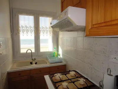 Cuisine ou kitchenette dans l'établissement Studio confortable 4 pers, près de la plage, parking, animaux admis - FR-1-777-21