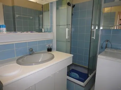 Salle de bains dans l'établissement Studio confortable 4 pers, près de la plage, parking, animaux admis - FR-1-777-21