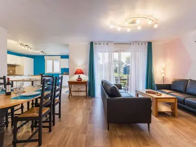 Coin salon dans l'établissement Maison calme proche plages St Nazaire avec WiFi et parking - FR-1-306-1330