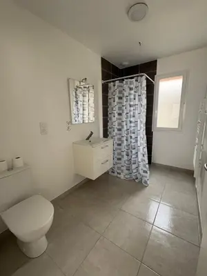 Salle de bains dans l'établissement Maison de ville St Nazaire
