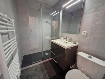Salle de bains dans l'établissement Superbe T2 avec piscine, balcon, parking privé et proche mer à Saint-Jean-de-Monts - FR-1-777-11