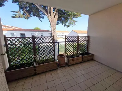 Balcon ou terrasse dans l'établissement Superbe T2 avec piscine, balcon, parking privé et proche mer à Saint-Jean-de-Monts - FR-1-777-11