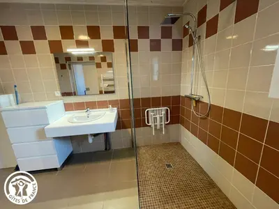 Salle de bains dans l'établissement Maison Familiale à 700m Plage, Spa, Animaux Bienvenus - FR-1-426-602