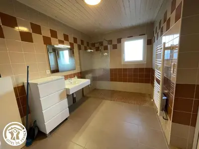 Salle de bains dans l'établissement Maison Familiale à 700m Plage, Spa, Animaux Bienvenus - FR-1-426-602