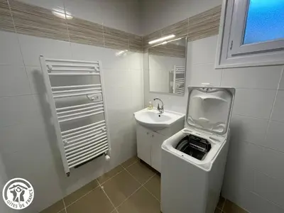 Cuisine ou kitchenette dans l'établissement Maison Familiale à 700m Plage, Spa, Animaux Bienvenus - FR-1-426-602