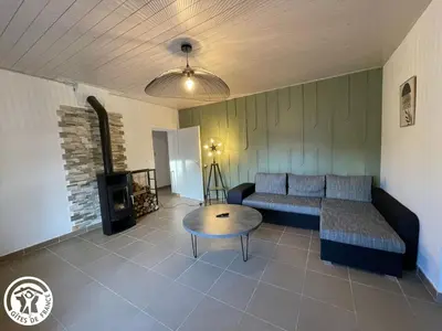 Coin salon dans l'établissement Maison Familiale à 700m Plage, Spa, Animaux Bienvenus - FR-1-426-602