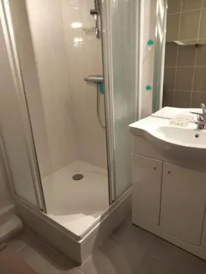 Salle de bains dans l'établissement Appartement RDC 2 chambres à 50m de la mer