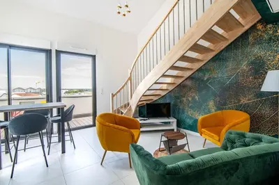 Coin salon dans l'établissement Le Jungle, moderne et cozy!