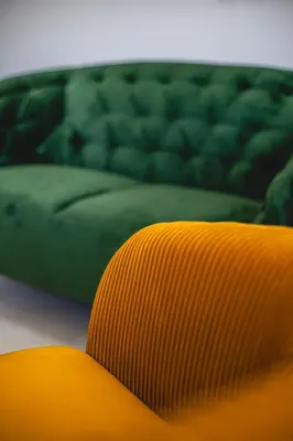 Coin salon dans l'établissement Le Jungle, moderne et cozy!