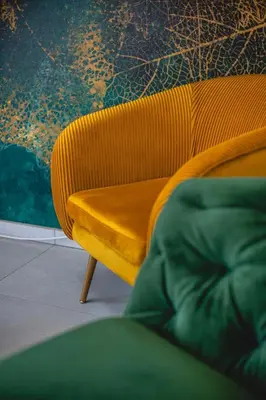 Coin salon dans l'établissement Le Jungle, moderne et cozy!