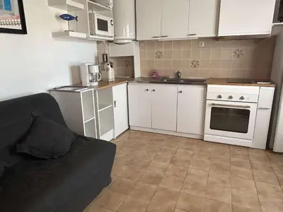 Cuisine ou kitchenette dans l'établissement GU000-06D Maison 2 pièces - 2 couchages LA GUERINIERE