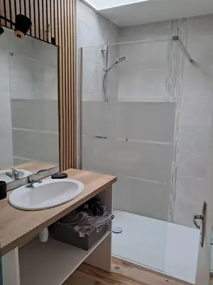 Salle de bains dans l'établissement entre vieux port et thalasso