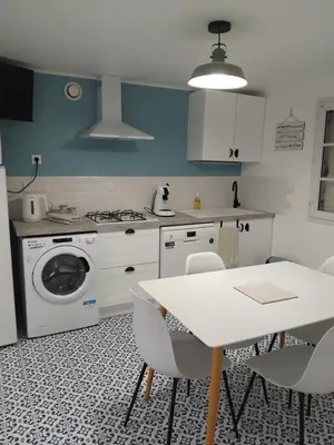 Cuisine ou kitchenette dans l'établissement Gîte Sardine, face à la forêt