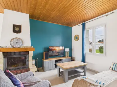 Coin salon dans l'établissement 800m de la plage, jolie maison pour 6 avec jardin