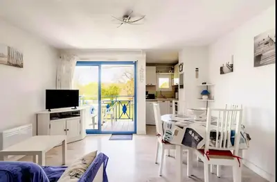 Télévision ou salle de divertissement dans l'établissement Appartement piscine mer et commerces proche