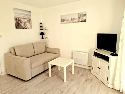 Télévision ou salle de divertissement dans l'établissement Appartement piscine mer et commerces proche