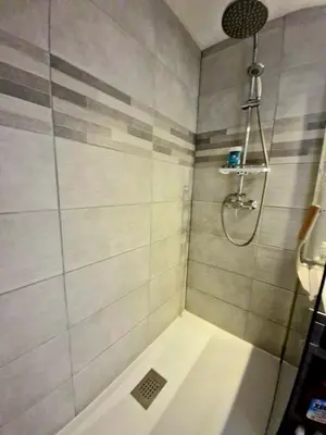 Salle de bains dans l'établissement Appartement piscine mer et commerces proche
