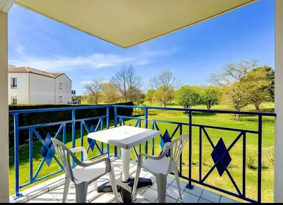 Balcon ou terrasse dans l'établissement Appartement piscine mer et commerces proche