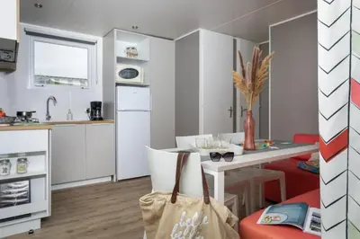 Cuisine ou kitchenette dans l'établissement ZEcamping 4 étoiles 1km plage piscine couverte club enfant locatif TV