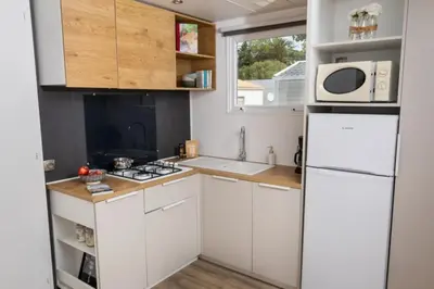 Cuisine ou kitchenette dans l'établissement ZEcamping 4 étoiles 1km plage piscine couverte club enfant locatif TV