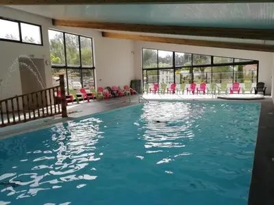 Piscine de l'établissement ZEcamping 4 étoiles 1km plage piscine couverte club enfant locatif TV ou située à proximité