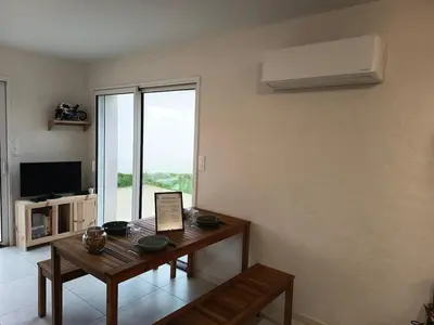 Télévision ou salle de divertissement dans l'établissement Maison 4 personnes avec jardin à 15 min du grand Parc