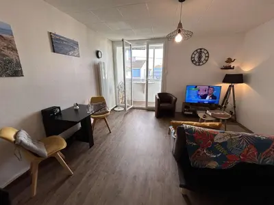 Télévision ou salle de divertissement dans l'établissement Appartement moderne avec balcon proche plage - FR-1-224C-366