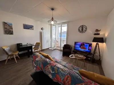 Télévision ou salle de divertissement dans l'établissement Appartement moderne avec balcon proche plage - FR-1-224C-366