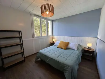Un ou plusieurs lits dans un hébergement de l'établissement Appartement moderne avec balcon proche plage - FR-1-224C-366