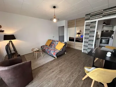 Cuisine ou kitchenette dans l'établissement Appartement moderne avec balcon proche plage - FR-1-224C-366