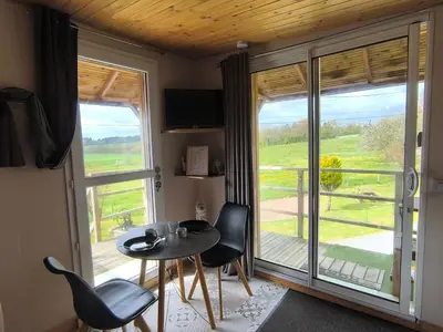 Télévision ou salle de divertissement dans l'établissement La Cabane