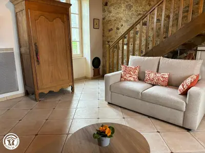Coin salon dans l'établissement Charmant Gîte en Vendée avec Parking Privé - FR-1-426-606