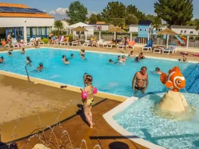 Piscine de l'établissement Mobil-home 3 Chambres, Terrasse Paisible - API-1-52-1630 ou située à proximité