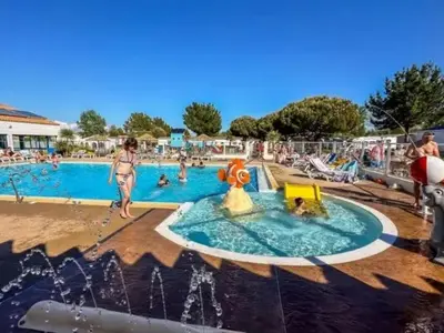 Piscine de l'établissement Mobil-home à Notre-Dame-de-Monts - 5 Pers. - API-1-52-1629 ou située à proximité