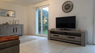 Télévision ou salle de divertissement dans l'établissement Maison calme et lumineuse à proximité des plages de Pornic