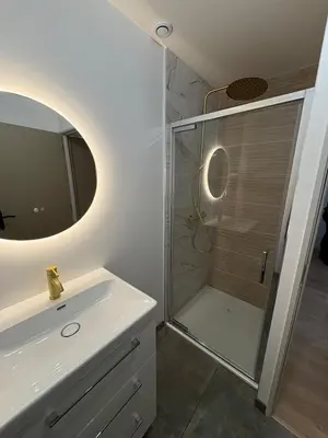 Salle de bains dans l'établissement Logement neuf 4 personnes Proche centre-bourg