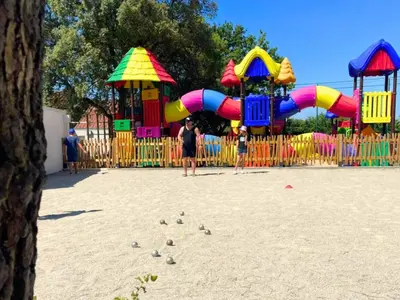 Aire de jeux pour enfants de l'établissement Mobil-home 30m² pour 6 avec terrasse à Saint-Hilaire-de-Riez - API-1-52-1570