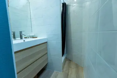 Salle de bains dans l'établissement Athos Confort & calme près du Puy du Fouu