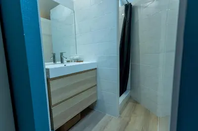 Salle de bains dans l'établissement Athos Confort & calme près du Puy du Fouu